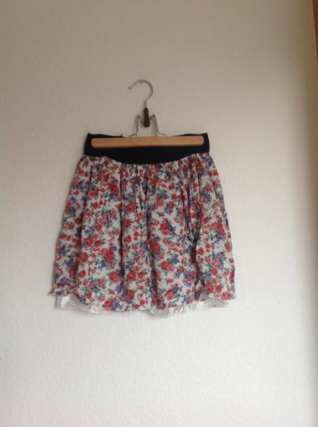 Lockerer Blumenrock in S