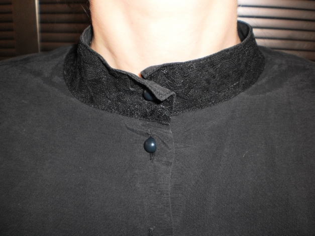 Schwarze elegante Markenbluse mit Spitzendetails - leichter Tragekomfort! 80er-Kult! / CLAUDIO C.