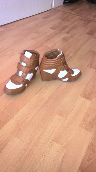 Turnschuhe mit Keilabsätzen