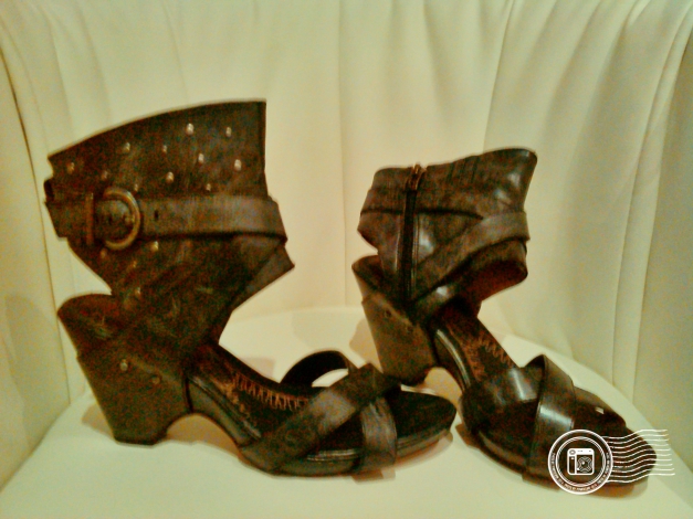 NEU Tamaris Sandalen Schuhe Gr. 41 Grau Antikoptik mit Nieten