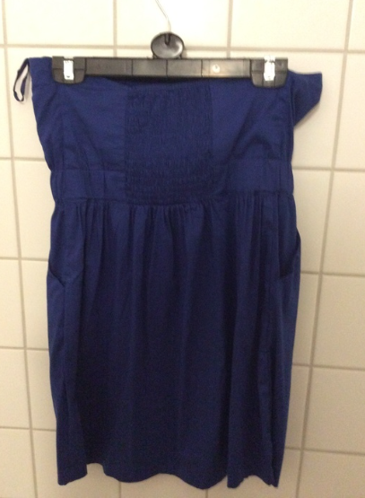 Langes blaues Top mit Schleife