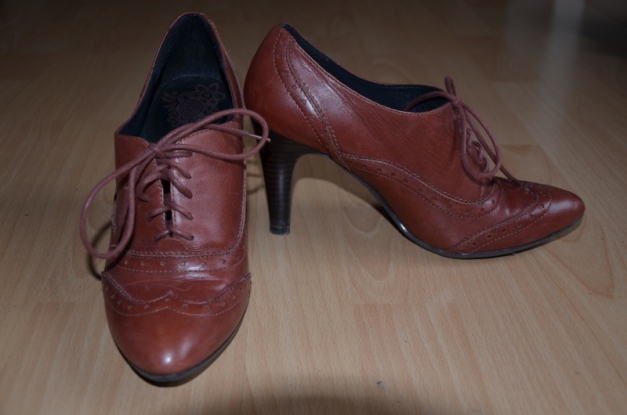 cognacfarbene Lederpumps zum Schnüren