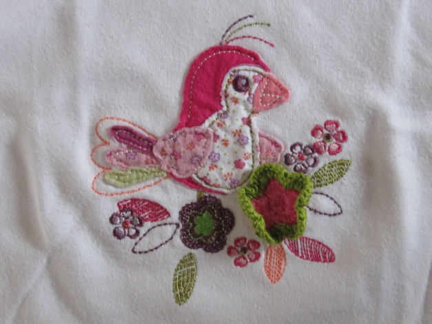 Süßes T-Shirt mit Stickerei 