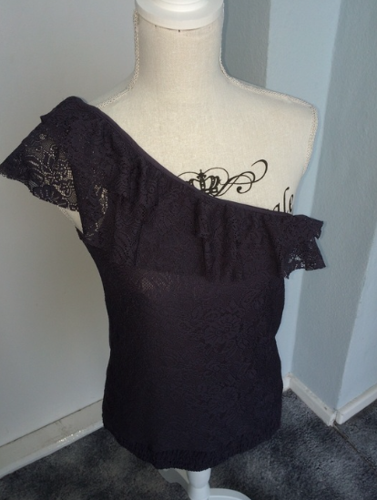 Top aus Spitze mit Rüschen