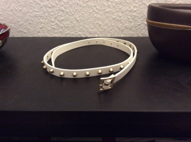 Weißer Gürtel mit goldenen Nieten