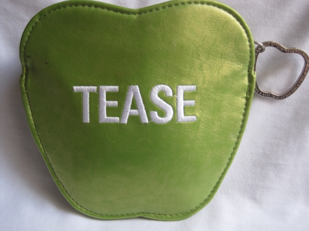 Schminktasche von DKNY in Apfelform