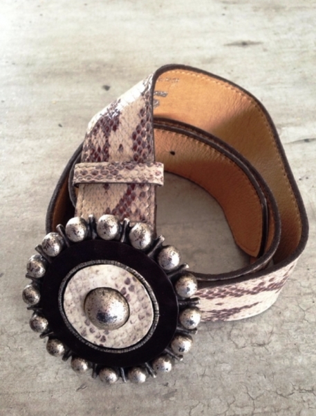 Ledergürtel mit ausgefallener Schnalle 