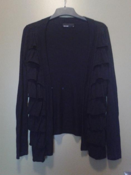 Schwarzer Cardigan mit Volants vorne Gr. xs