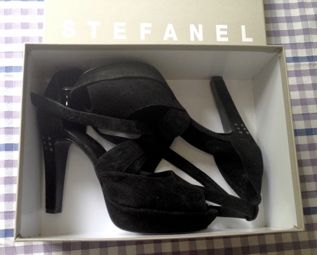 High Heal mit schwarzen Nieten NEU