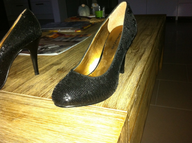 Nagelneue Pailletten Pumps 