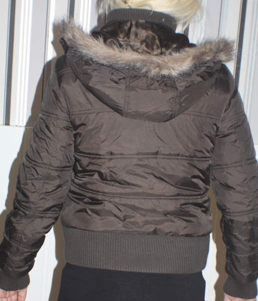 Günstige Winterjacke in Braun mit Fell