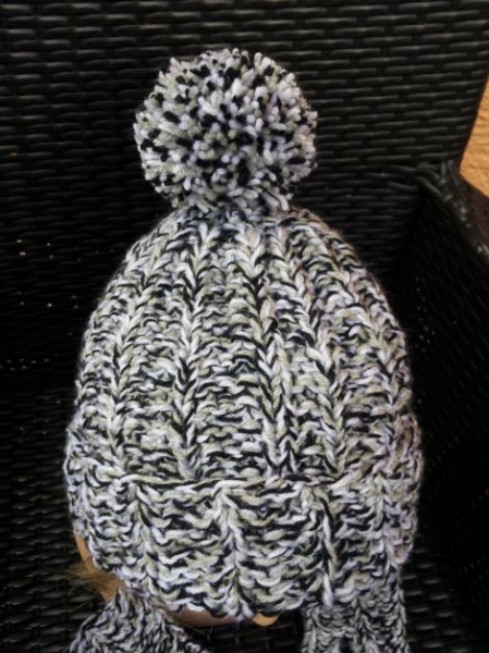 Wollmütze mit Bommel und Armstulpen