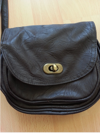 schlichte braune Umhängetasche