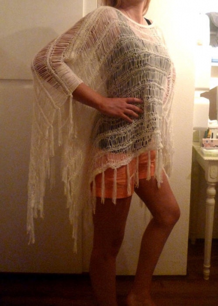 weißer luftiger Poncho mit Fransen