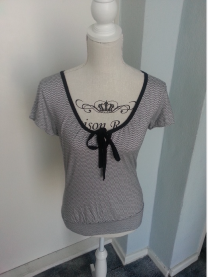 Süßes Shirt mit Schleife