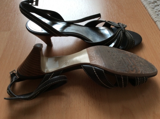 braune Sandeletten mit kleinem Absatz