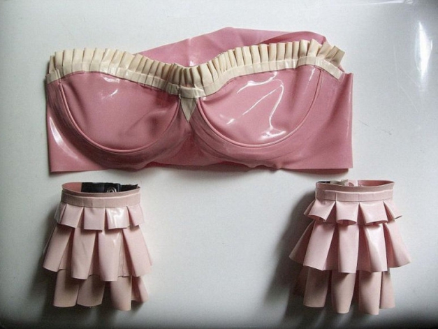 XS Latex Burlesque Set Rüschen-Top / BH + Rüschen- Stulpen rosa
