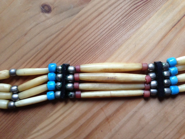 Indianer-Halsband: Original Choker mit Bone -Röhren, Holz & Perlen! Schönstes weltweites Original!