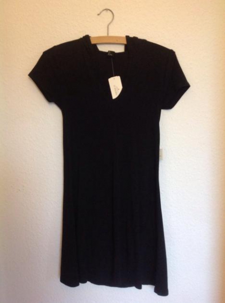 Schwarzes Skaterkleid mit Kapuze
