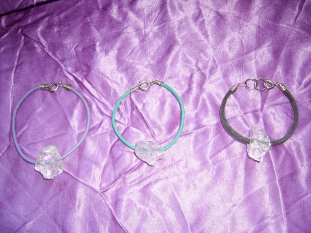 Custom-Armbänder mit Glasstein-Detailing - größenverstallbare weltweite Unikate!