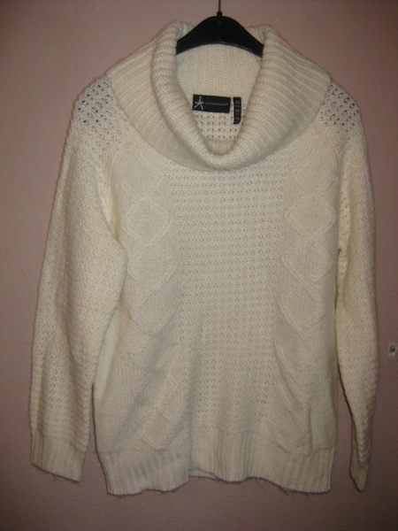 Cremé-farbiger Strickpullover