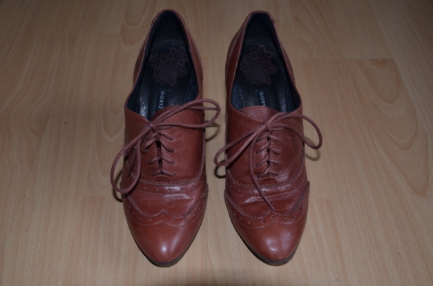 cognacfarbene Lederpumps zum Schnüren