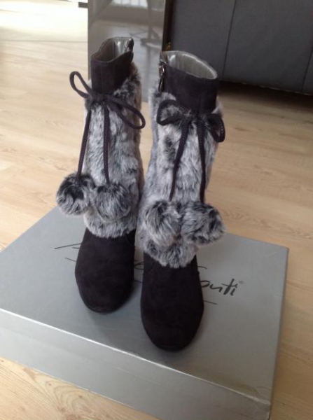 Schwarze Stiefel mit Kunstfell und Bommeln