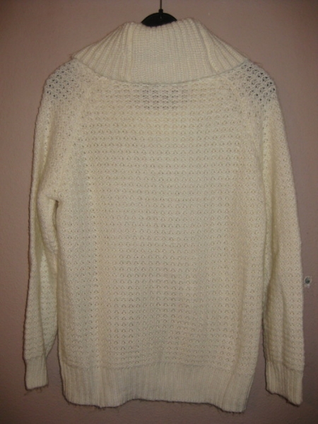 Cremé-farbiger Strickpullover