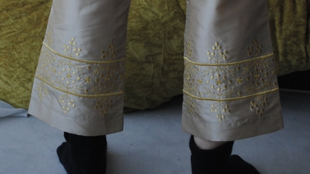 Zara Satin  Hose beige mit  gold Stickerei  34/ 36