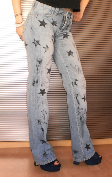 Custom-Jeans im Sternenmuster: Weltweites Designunikat in XS!