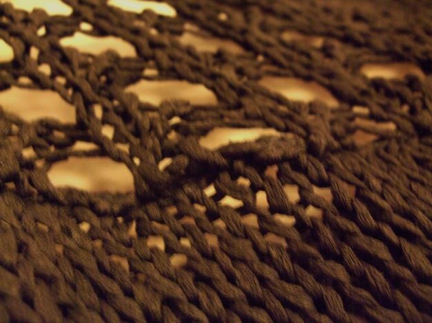 Brauner Strickpullover mit Grobstrick-Kragen