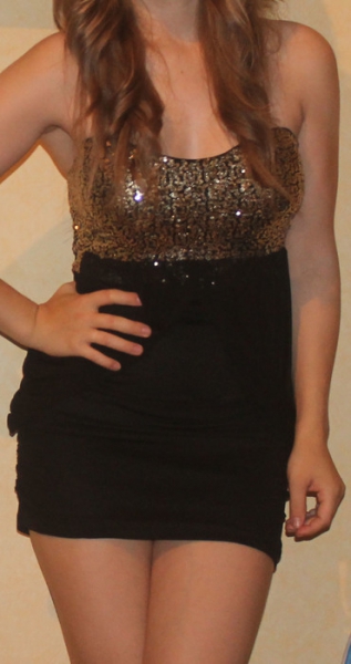  schwarzes Abendkleid mit Glitzer