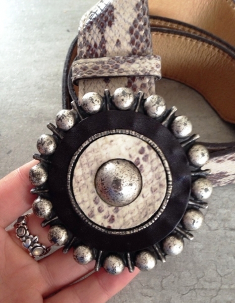 Ledergürtel mit ausgefallener Schnalle 