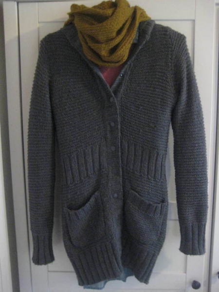 Graue dicke Strickjacke mit Taschen und Kapuze 34