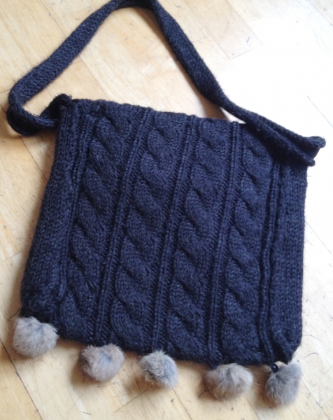 NEU Süße Strick-Schultertasche mit Fellbommeln