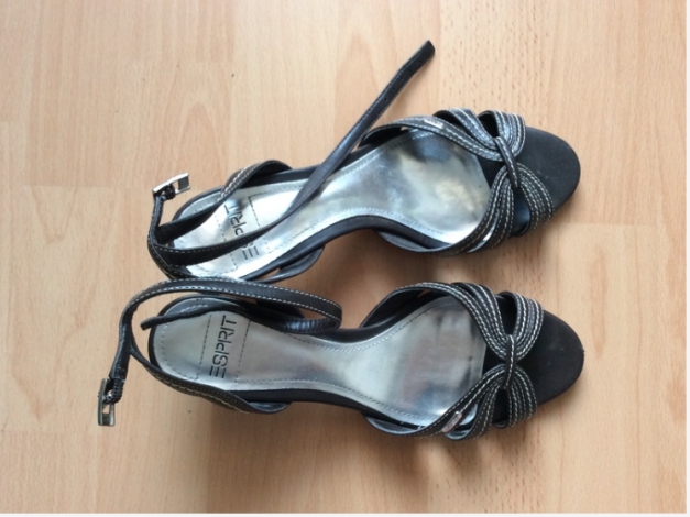 braune Sandeletten mit kleinem Absatz