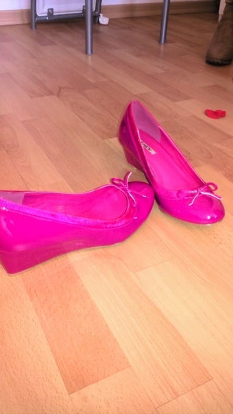 Lack Pumps mit Keilabsatz