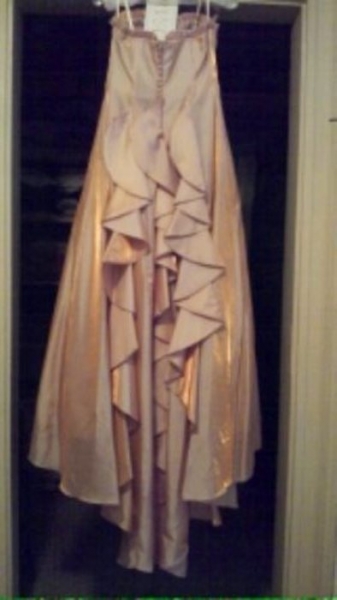 Traumkleid in rosé-gold mit Schleppe, Strass und Schultercape