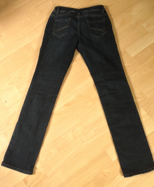 Röhrenjeans dunkles Denim von Orsay in 34!