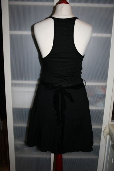 Schwarzes Kleid mit Samt