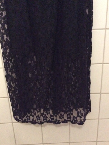 schwarzes langes Spitzen-Kleid 