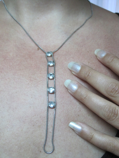 Sehr elegante Halskette mit Steinchen