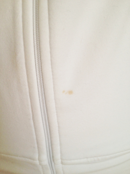 Weißer Kaputzenpulli mit Reißverschluss