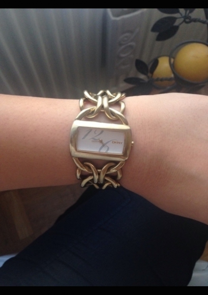 goldene DKNY Uhr