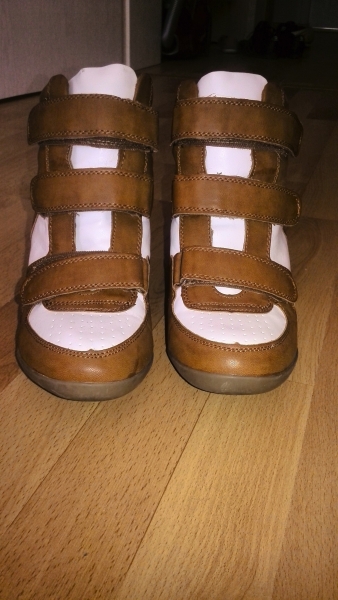 Turnschuhe mit Keilabsätzen