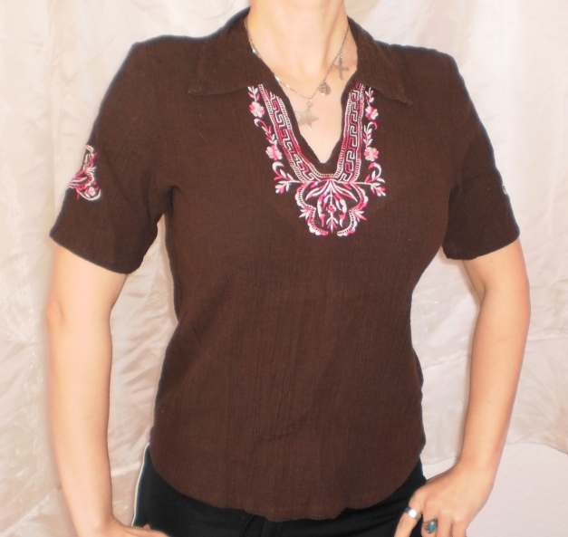 Braune Rocky-Krinkel-Kurzarmbluse mit schöner Ethno-Stick-Ornamentik! BoHo-Chic!