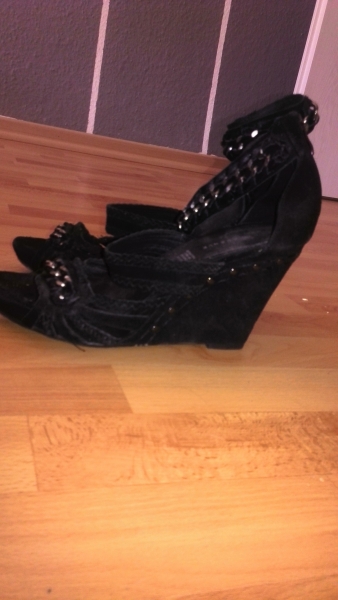 Riemchensandalen mit Keilabsatz 