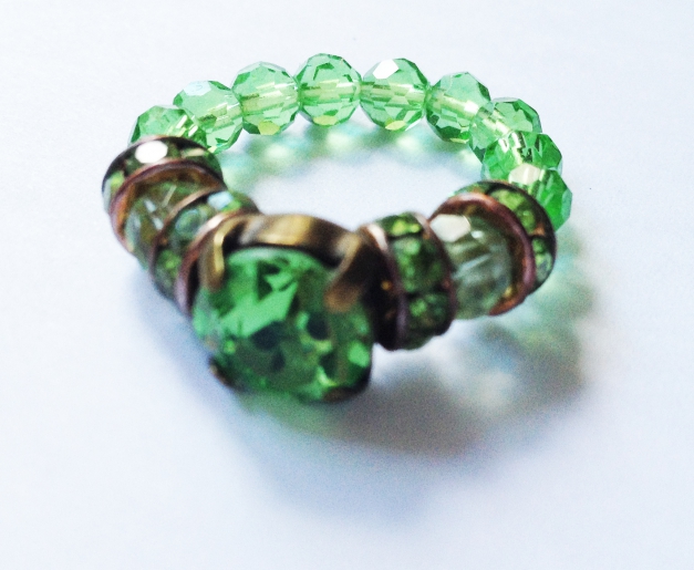 Wunderschöner Ring aus leuchtend grünen Perlen gestickt