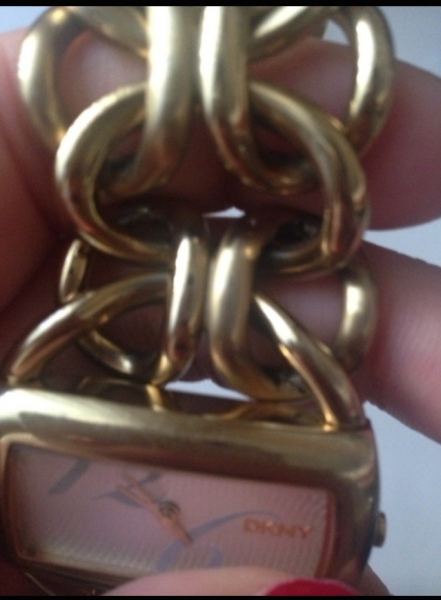 goldene DKNY Uhr