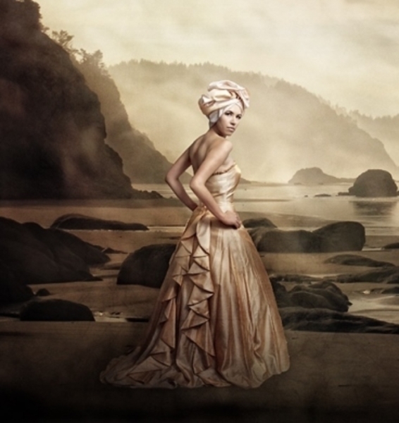 Traumkleid in rosé-gold mit Schleppe, Strass und Schultercape